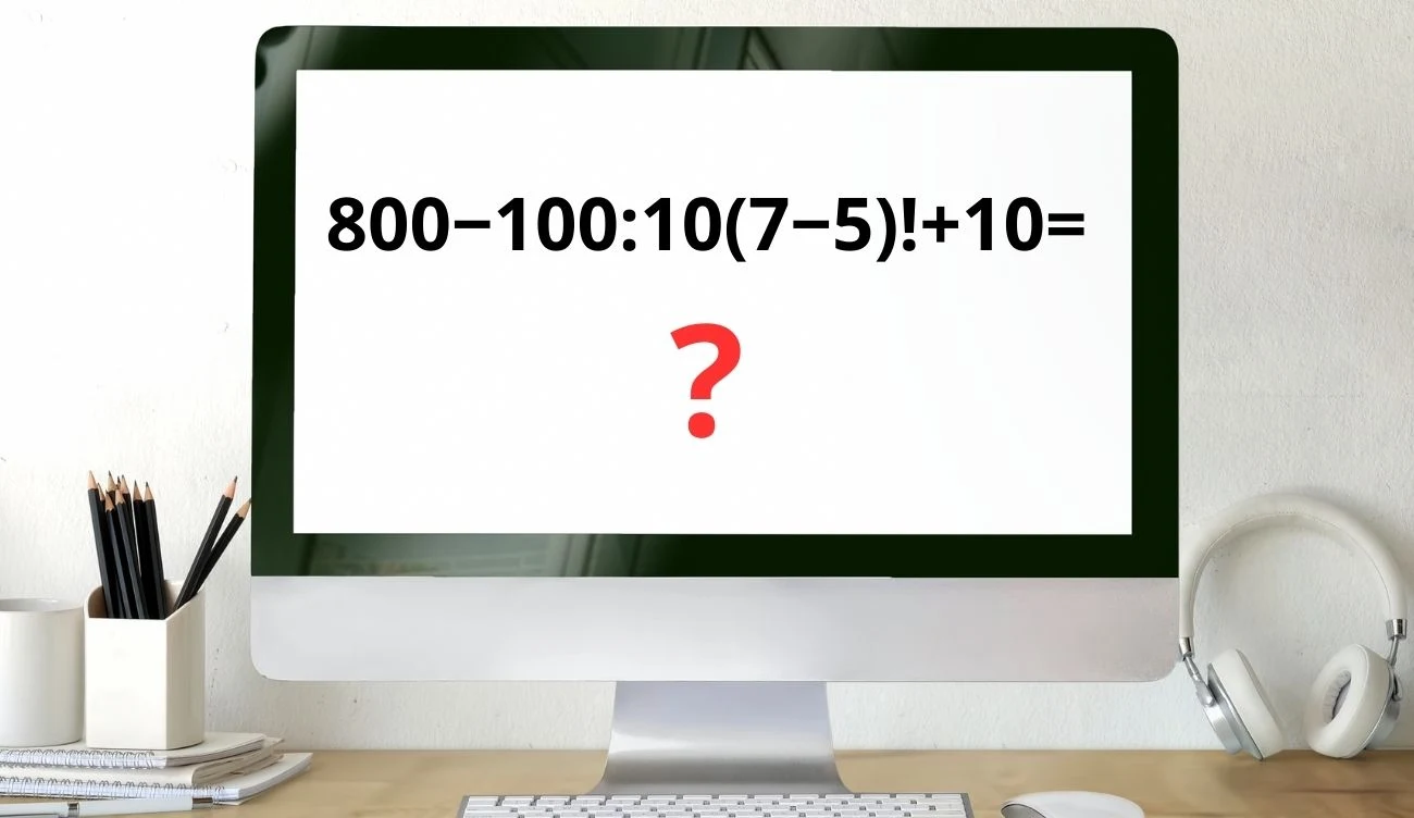 Podchwytliwa zagadka matematyczna dla spostrzegawczych Monitor z wyświetlonym wyrażeniem arytmetycznym i czerwonym znakiem zapytania, obok myszka, słuchawki, książki i długopisy