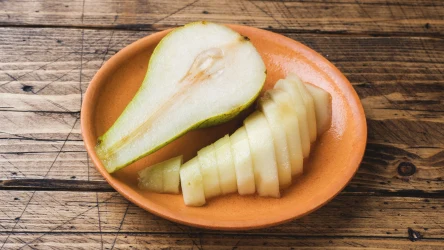 Łatwo dostępny owoc pełen wartości odżywczych. Dlaczego warto włączyć gruszki do codziennej diety?