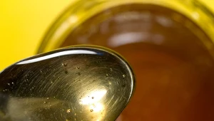 Łyżeczka tego oleju, pitego regularnie, dobrze wpływa na wzrok i pamięć.