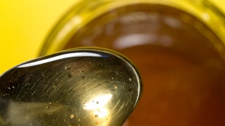 Łyżeczka tego oleju, pitego regularnie, dobrze wpływa na wzrok i pamięć. 