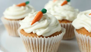 Babeczki marchewkowe z kremem z białej czekolady