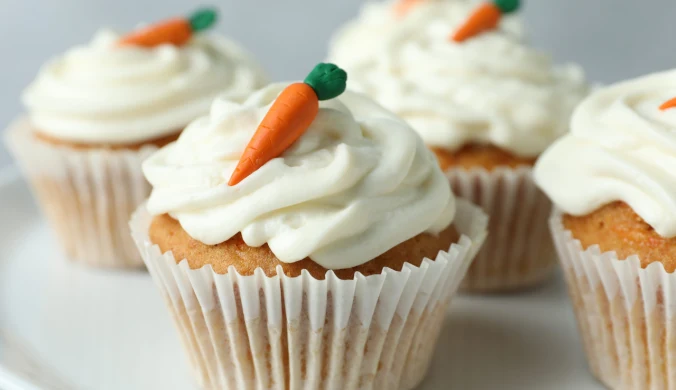 Babeczki marchewkowe z kremem z białej czekolady