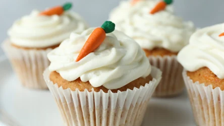 Babeczki marchewkowe z kremem z białej czekolady