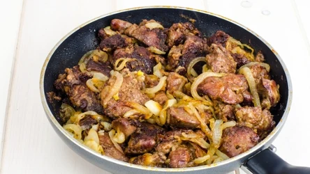 Wątróbka drobiowa z cebulą na patelni