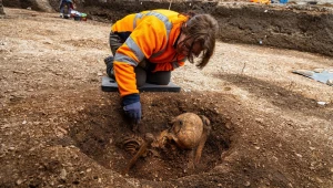 Siedzący szkielet przy szkole. Tajemnicze pochówki sprzed ponad 2 tys. lat