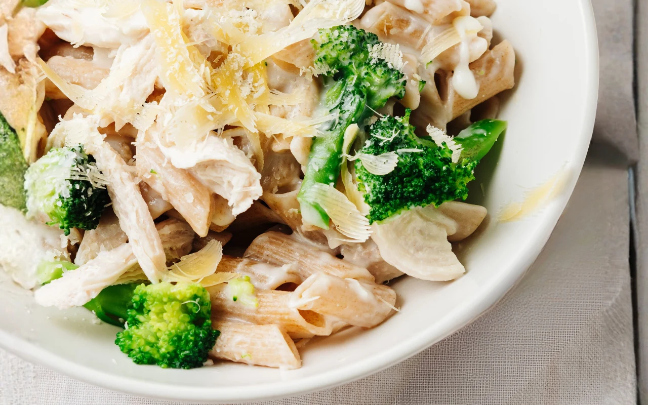 Makaron z brokułami i łososiem Makaron z brokułami i łososiem w śmietanowym sosie posypany parmezanem, przepis Karoliny-Stolarskiej Bigos