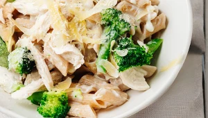 Makaron z brokułami i łososiem