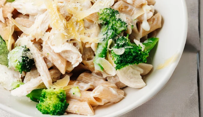 Makaron z brokułami i łososiem