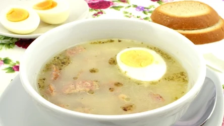 Tradycyjny żurek wielkanocny z dodatkiem kiełbasy i gotowanego jajka