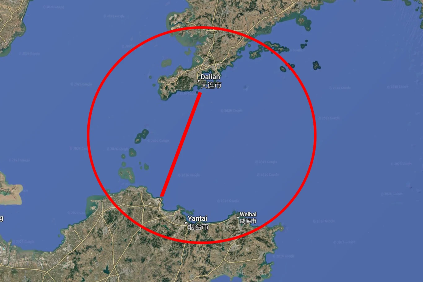 Mapa satelitarna wybrzeża Chin z zaznaczonym czerwonym okręgiem i linią łączącą miasta Dalian i Yantai przez Morze Żółte.