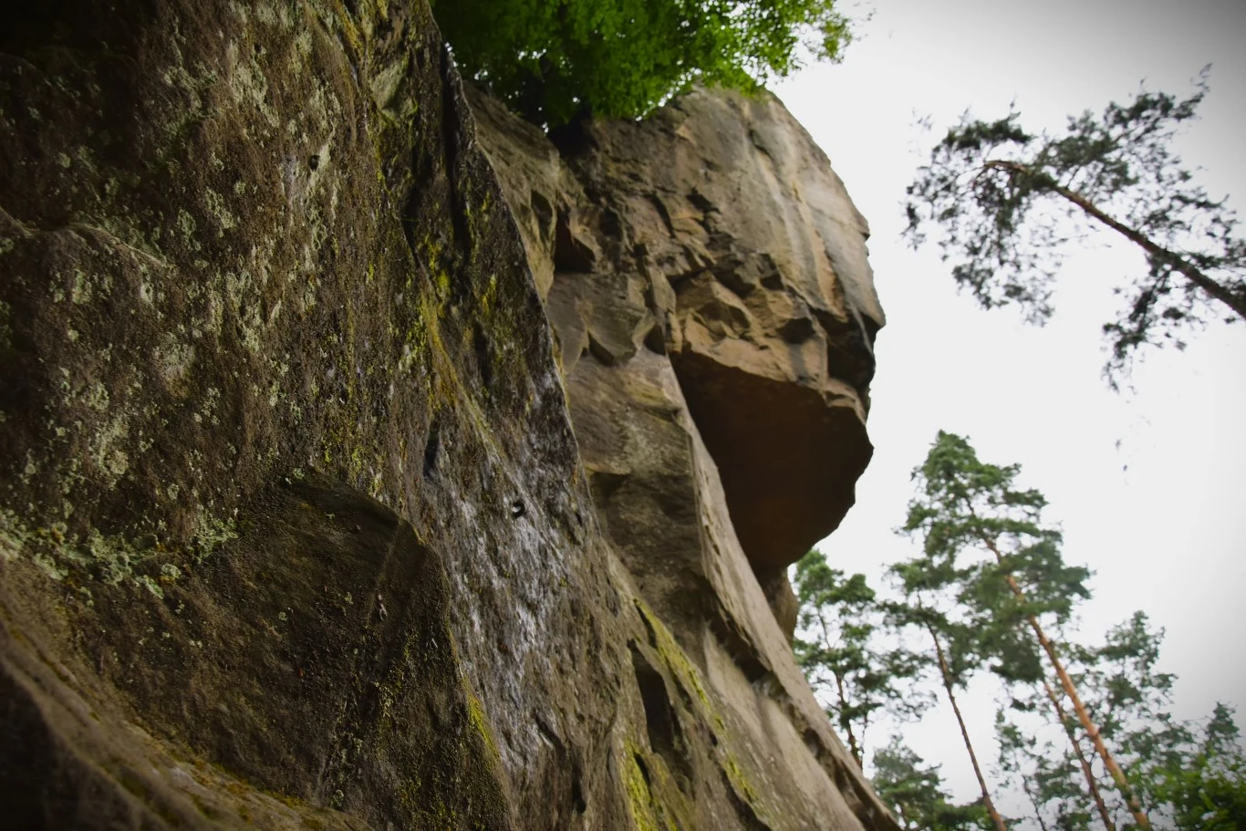 Osamotnienie formacji skalnej oraz jej ciekawy wygląd sprawiły, że narosło wokół niej wiele legend. Wysoka, pionowa ściana skalna o nierównej powierzchni, porośnięta mchem i otoczona wysokimi sosnami, z koronami drzew sięgającymi jasnego nieba.