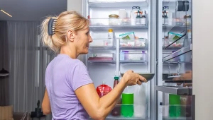 Miseczka z solą w lodówce działa cuda.