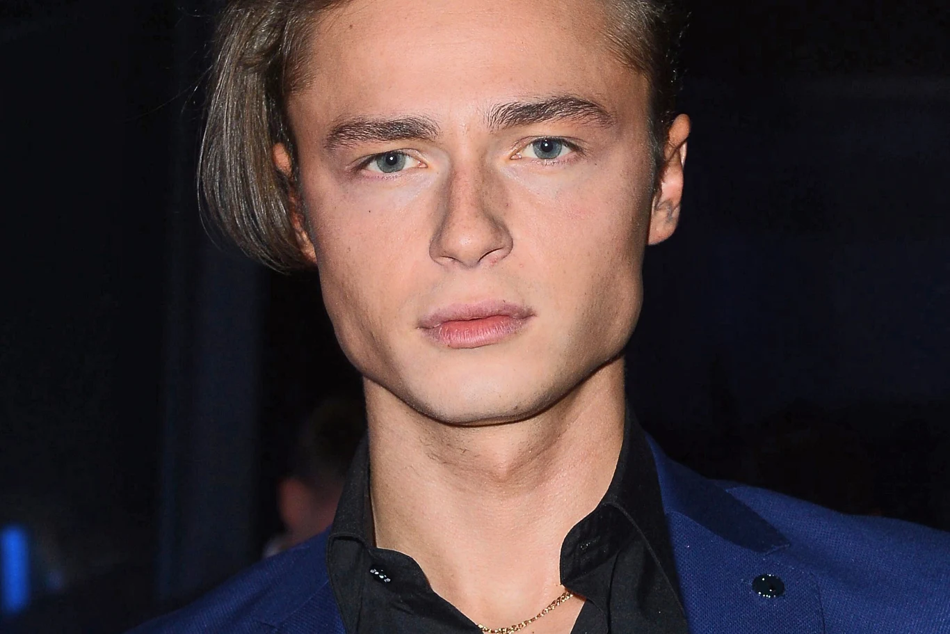 Patryk Pniewski Patryk Pniewski, młody mężczyzna o jasnej cerze i ciemnych włosach, w granatowej marynarce i czarnej koszuli