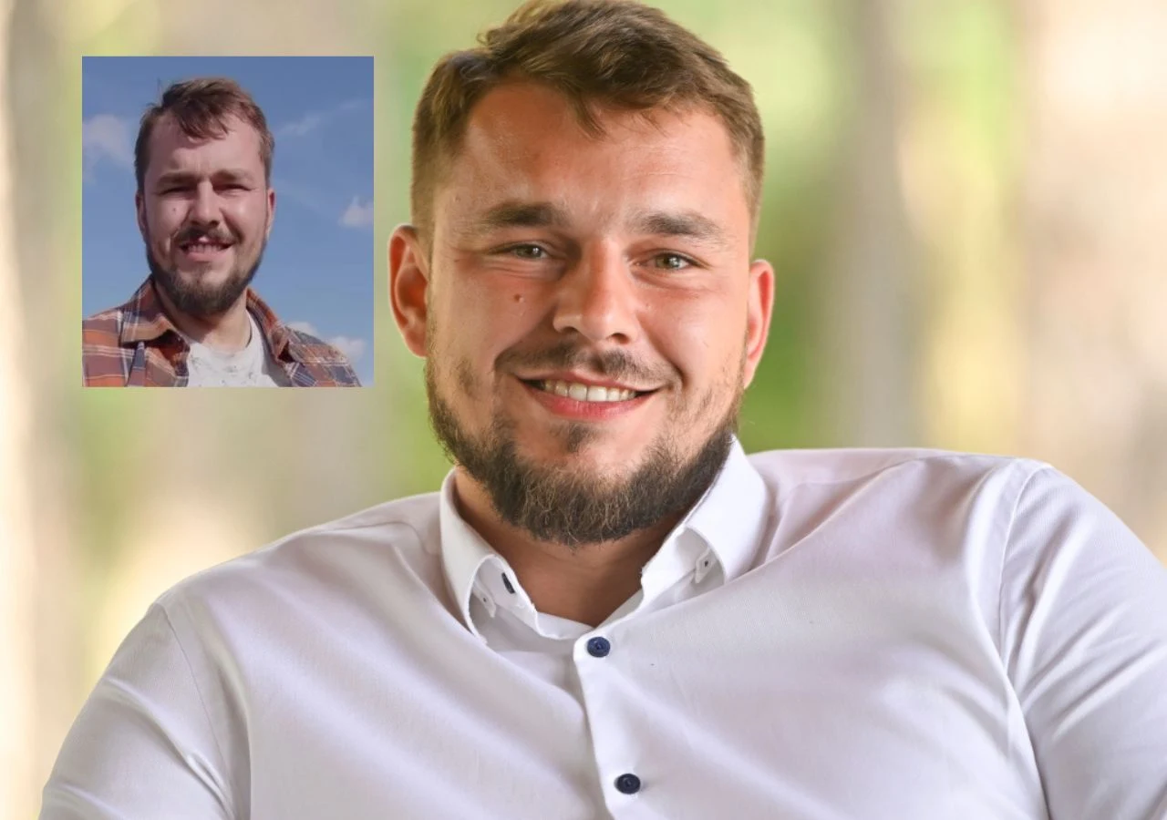 Uśmiechnięty mężczyzna z brodą i krótkimi włosami ubrany w białą koszulę, na tle rozmytego, jasnego otoczenia; w górnym lewym rogu znajduje się małe zdjęcie tej samej osoby w nieformalnym stroju z koszulą w kratę na tle niebieskiego nieba.