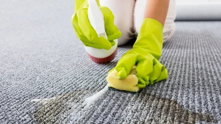 Czyszczenie dywanu może być proste i szybkie, a w dodatku tanie, jeśli sami wykonamy środek czyszczący. Dowiedz się, jak to zrobić.