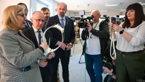 Ministra klimatu pokazała, jakie obroże będą zakładane polskim niedźwiedziom