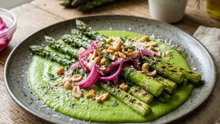 Grillowane szparagi z groszkowym velouté i marynowaną cebulą