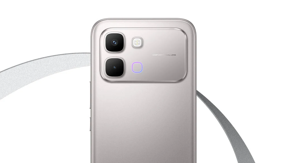 Srebrny smartfon z trzema obiektywami aparatu oraz lampą błyskową, umieszczonymi w prostokątnej ramce w górnym lewym rogu obudowy.