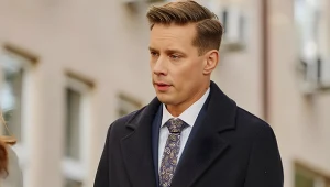 Kadr z serialu "Na Wspólnej". Dariusz Żbik