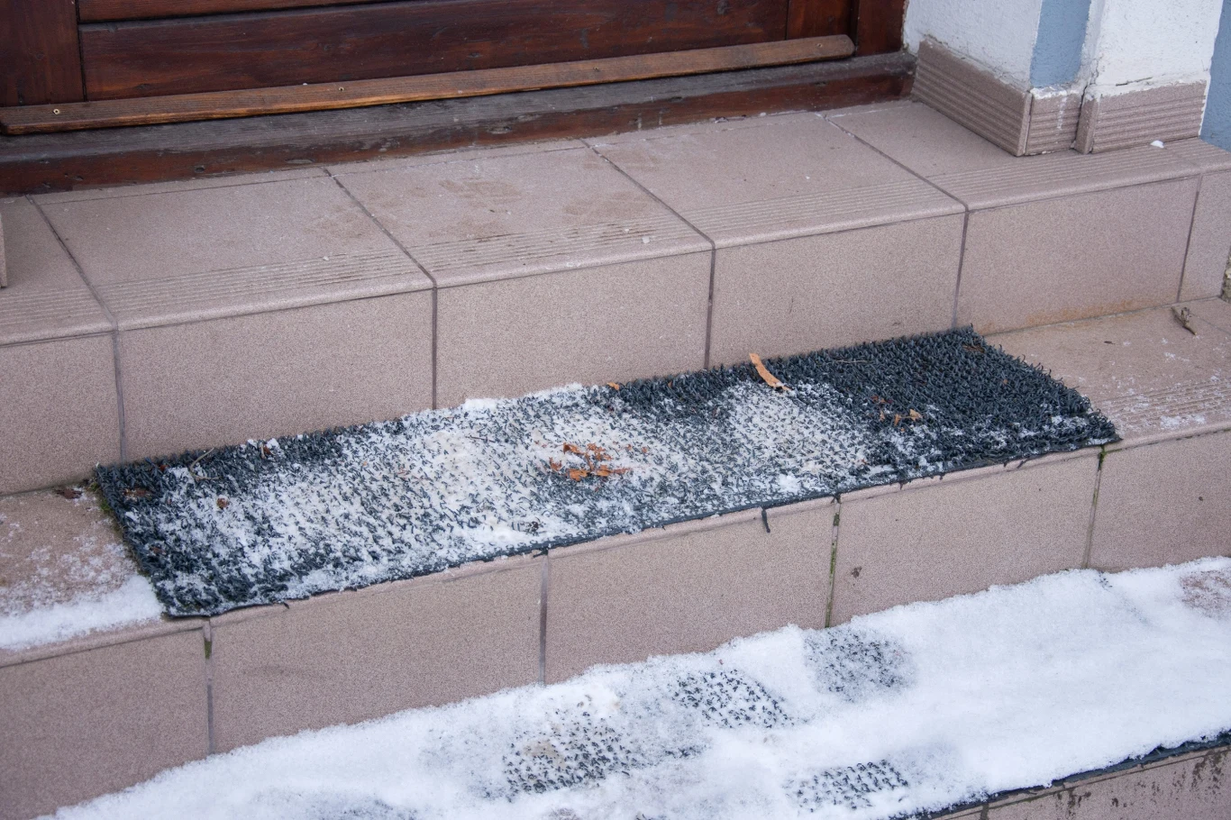 Stara wycieraczka po zimie może przyciągnąć pecha. Stara wycieraczka przyciąga pecha. Lepiej wyrzucić ją przed pierwszym dniem wiosny.