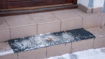 Stara wycieraczka po zimie może przyciągnąć pecha. 