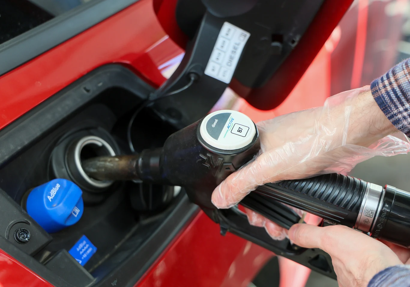Samochód bez paliwa nie pojedzie. Ale czy da się pojechać bez AdBlue w zbiorniku? Auto na postoju, na stacji paliw, z informacją o konieczności tankowania AdBlue i oleju napędowego.