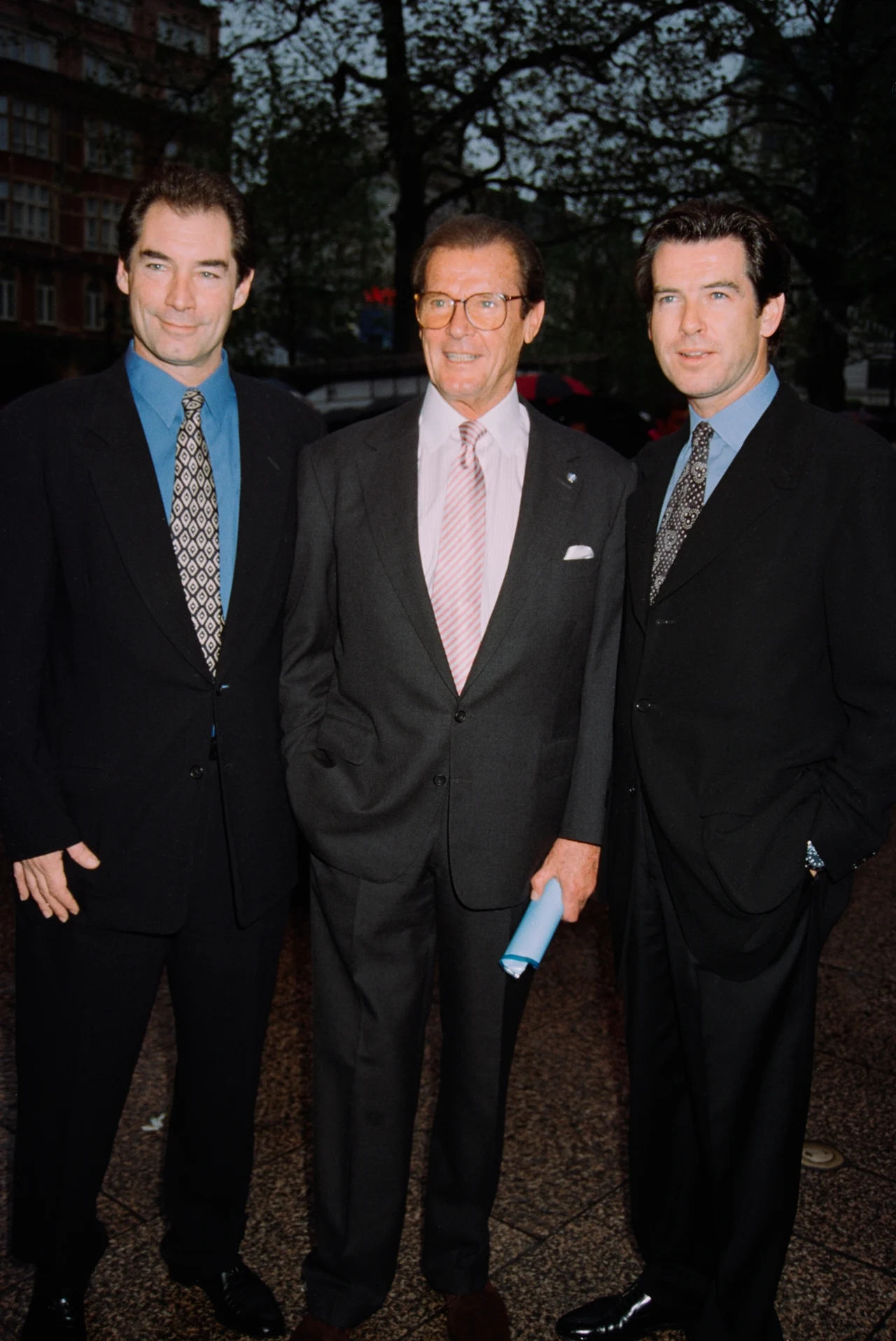 Timothy Dalton, Roger Moore i Pierce Brosnan w 1996 roku