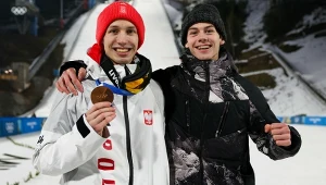 Konrad Tomasiak (z prawej) świętujący z bratem Kacprem pod skocznią w Predazzo, zimowe igrzyska olimpijskie Mediolan-Cortina 2026