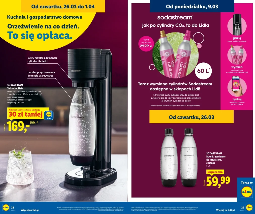 Czarny saturator SodaStream z przezroczystą butelką wypełnioną wodą gazowaną, obok szklanka z napojem, lodem i gałązką mięty; po prawej stronie różowe cylindry z gazem CO₂ oraz zestaw dwóch butelek wielokrotnego użytku, wszystko na tle fioletowo-niebie...