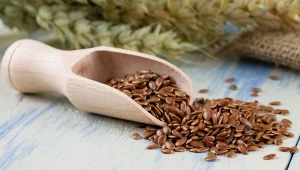 Babciny sposób wraca do łask. Łyżeczka dziennie dla lżejszego brzucha