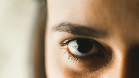 Henna pudrowa daje efekt naturalnych, ale przy tym trwałych brwi