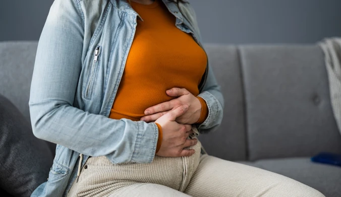 Objawy chorej wątroby mogą dotyczyć problemów jelitowych, ale mogą być także zauważalne na skórze