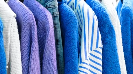 Sweterek w tym kolorze to must-have wiosennej szafy.