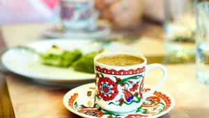 Zwykła kawa to za mało? Wersja z matchą zapewni większą energię.