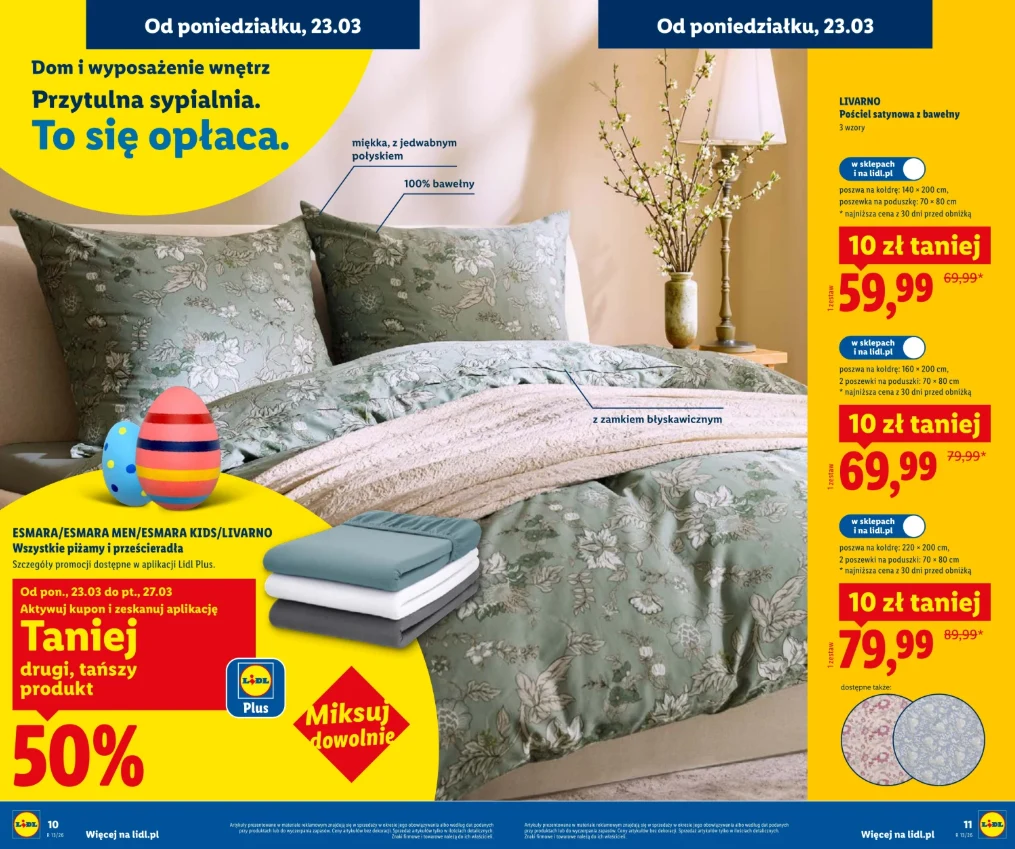 Łóżko pokryte zieloną pościelą w botaniczny wzór ozdobioną poduszkami oraz kocem z jasnym włóknem błyskawicznym, po prawej stronie stolik nocny z eleganckim wazonem i delikatnymi gałązkami, po lewej kolorowe jajko dekoracyjne; obok pościeli wyeksponowa...