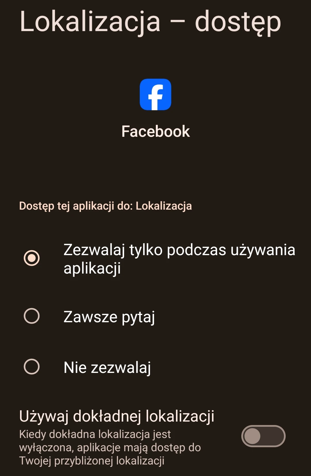 Ekran ustawień uprawnień dostępu do lokalizacji dla aplikacji Facebook z opcjami: zezwalaj tylko podczas używania aplikacji, zawsze pytaj, nie zezwalaj oraz dodatkowym przełącznikiem do włączenia dokładnej lokalizacji.