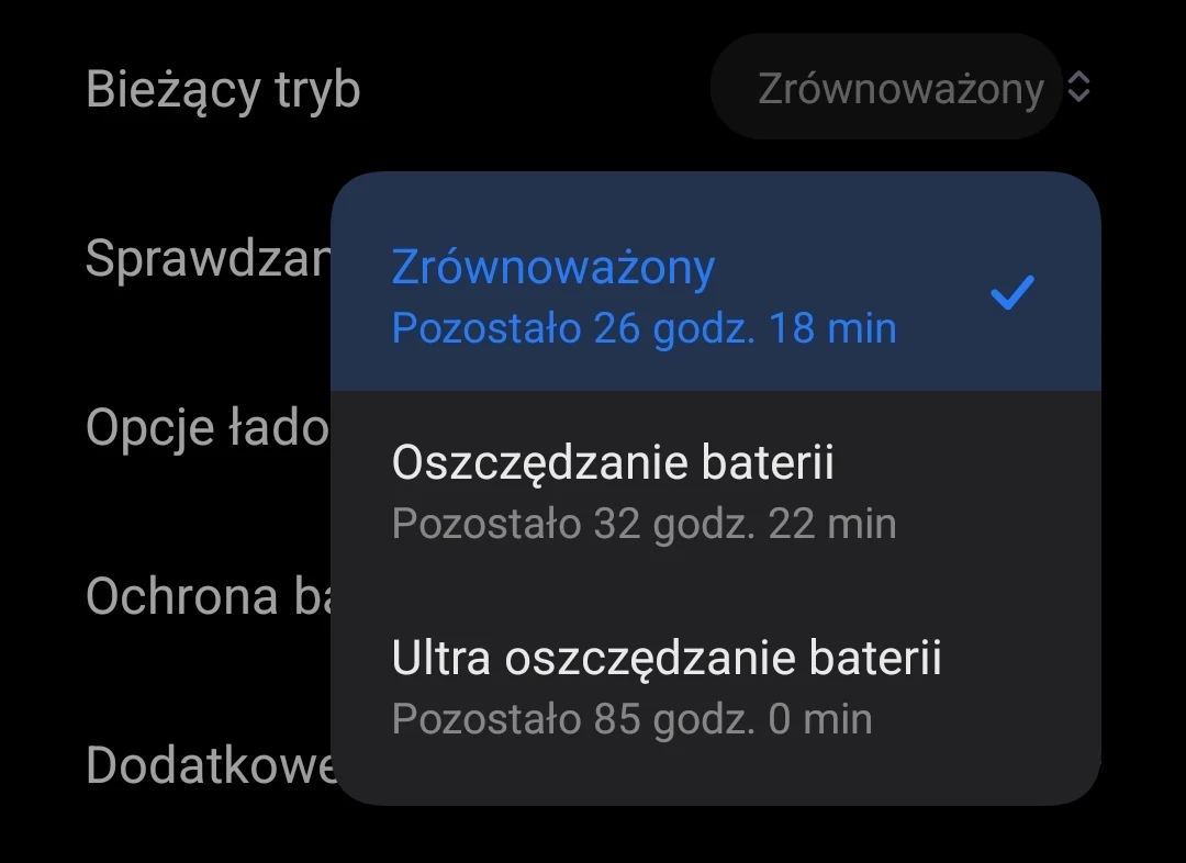Ekran ustawień smartfona z menu wyboru trybu oszczędzania energii, prezentujący trzy opcje: zrównoważony, oszczędzanie baterii oraz ultra oszczędzanie baterii wraz z przewidywanym pozostałym czasem pracy dla każdego trybu.
