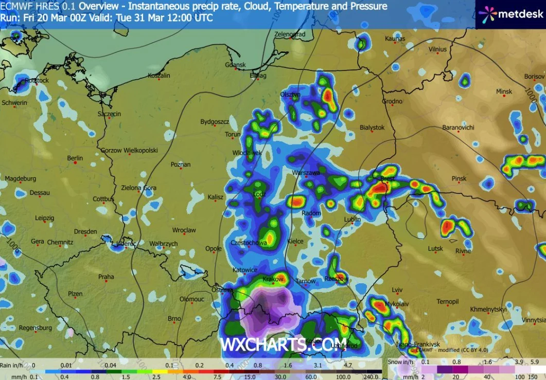 Mapa pogodowa Polski ukazująca intensywne opady deszczu, szczególnie w południowej i centralnej części kraju, z oznaczeniami stref opadów o różnym natężeniu, gdzie fioletowe i niebieskie obszary wskazują na największą intensywność opadów, a żółte i cze...