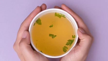 Pyszny i tani bulion z resztek warzyw to świetny wybór