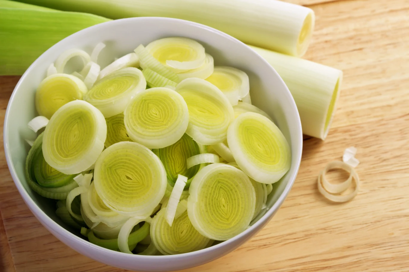 To warzywo świetnie nadaje się do zupy czy sałatki Zdjęcie przedstawia pokrojony por w misce.