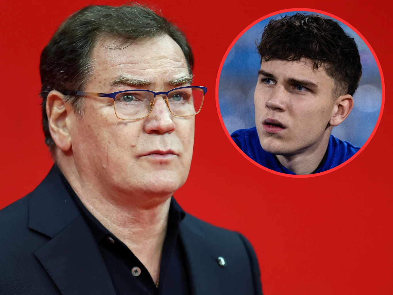 Mężczyzna w okularach z poważnym wyrazem twarzy na czerwonym tle; w okrągłej ramce z boku wyeksponowana twarz młodego mężczyzny z intensywnym spojrzeniem.