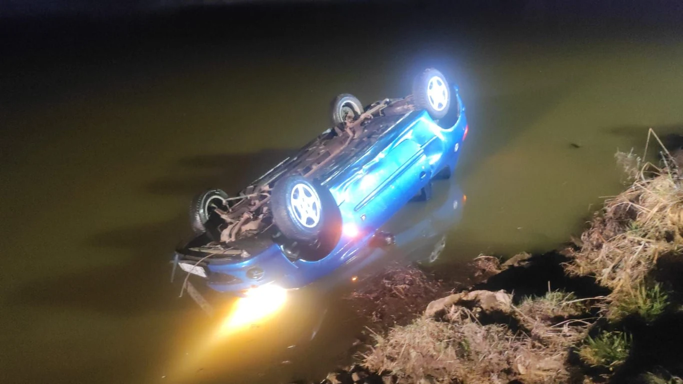 Samochód osobowy wpadł do stawu w Bestwinie w woj. śląskim