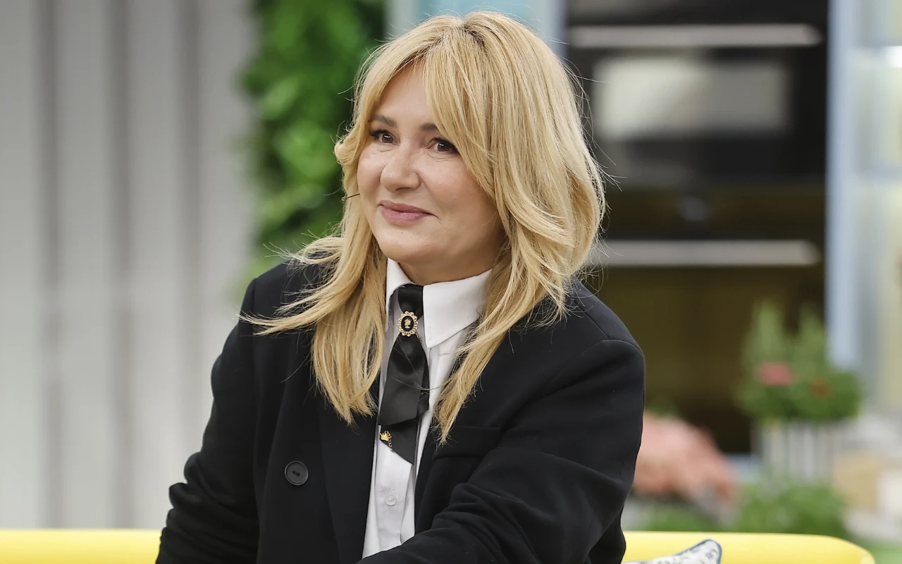 Lamia odpadła z "Farmy". W "halo tu polsat" odniosła się do tego, co pokazała w programie Kobieta z blond włosami ubrana elegancko w czarną marynarkę i białą koszulę z czarną wstążką, siedzi na żółtej kanapie w jasnym, nowoczesnym wnętrzu.