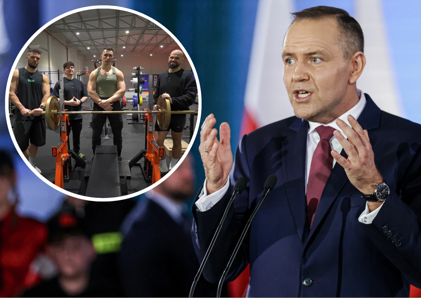 mężczyzna w garniturze przemawia przy mikrofonie na tle flag, w rogu zdjęcia znajduje się okrągłe powiększenie przedstawiające czterech trenujących mężczyzn stojących przy sztandze na siłowni