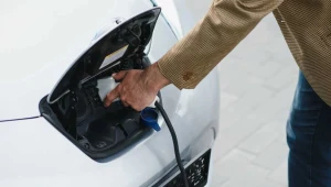 Ceny używanych samochodów elektrycznych spada wyraźnie szybciej, niż w przypadku aut spalinowych