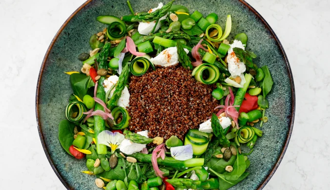 Sałatka z quinoą, bobem, szparagami i ricottą