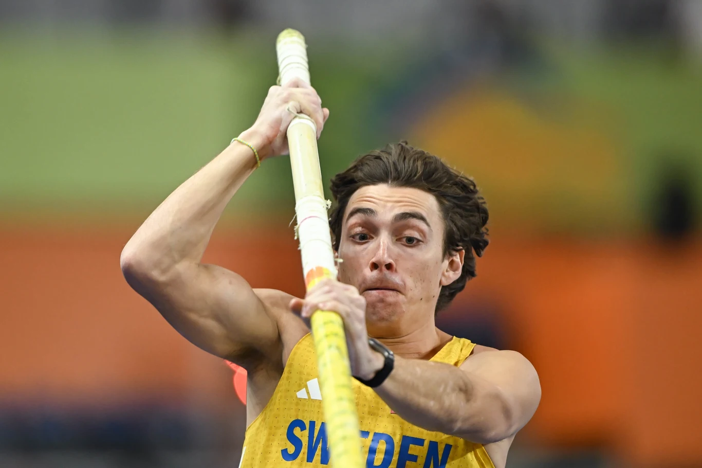 Arman Duplantis, Toruń 2026 lekkoatleta w żółtej koszulce z napisem SWEDEN trzyma tyczkę i przygotowuje się do skoku o tyczce, skupiony wyraz twarzy i dynamiczna poza podkreślają intensywność momentu