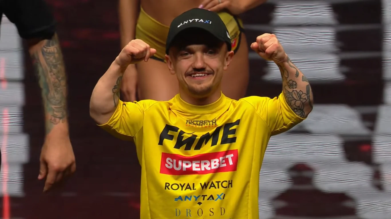Mateusz "Mini Majk" Krzyżanowski Mateusz "Mini Majk" Krzyżanowski w żółtej koszulce z logotypami sponsorów i czarnej czapce z daszkiem