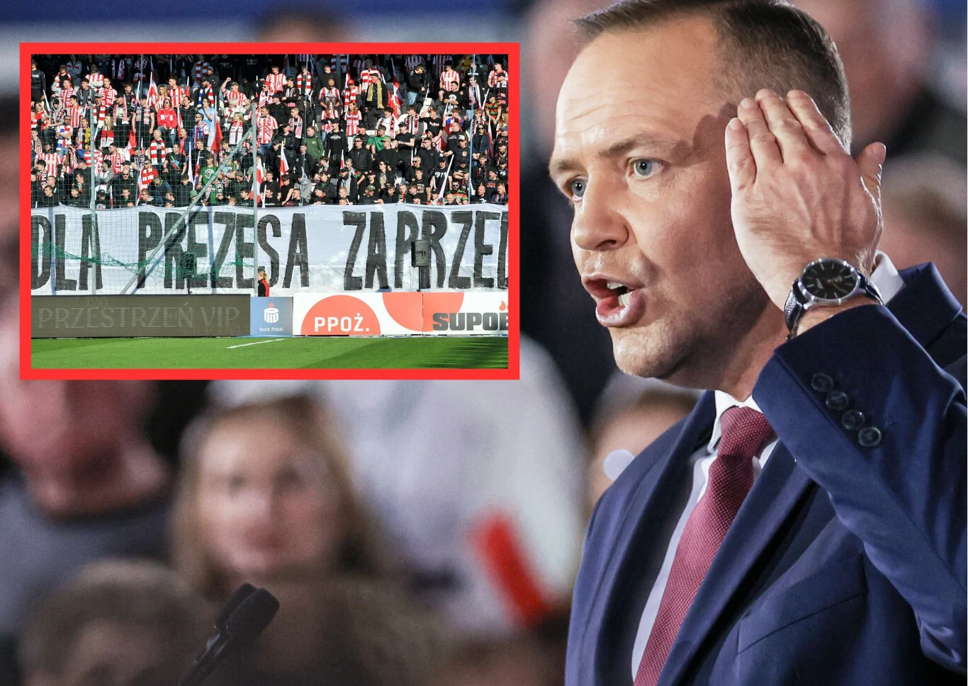 Mężczyzna w garniturze i czerwonym krawacie przemawia do tłumu, gestykulując dłonią przy uchu; w lewym górnym rogu znajduje się wstawka z tłumem kibiców na stadionie, trzymających transparent z napisem 'Dla Prezesa Zarządu'.