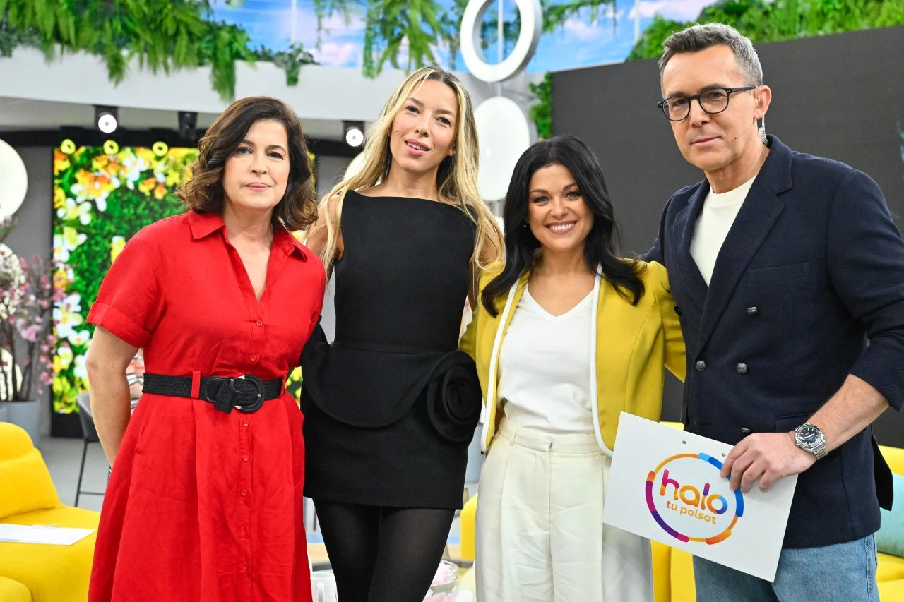 Dr hab. n. med. Anna Jeznach-Steinhagen i Ewa Chodakowska, Katarzyna Cichopek, Maciej Kurzajewski w "halo tu polsat" Cztery osoby stoją razem w studiu telewizyjnym, uśmiechając się do kamery; kobieta w czerwonej sukience, kobieta w czarnej sukience, kobieta w białym topie i żółtej marynarce oraz mężczyzna w okularach trzymający kartkę z logo programu 'halo tu poczta'...
